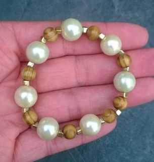 Dřevěný náramek s perlami (BC476)