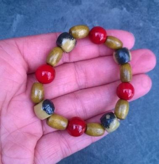 Minerální náramek se dřevem, tyrkenitem a keramickými korálky (X570)