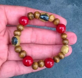 Minerální náramek se dřevem, tyrkenitem a keramické korálky (X572)