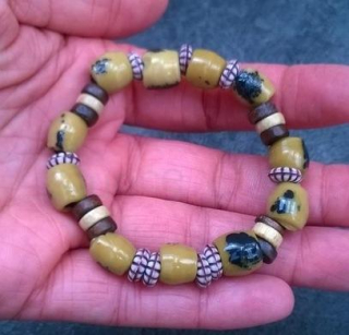 Dřevěný náramek s keramickými korálky (BC480)