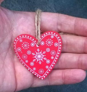 Dřevěná vánoční ozdoba srdíčko - červená (H188)