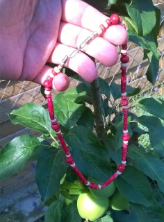 Náhrdelník retro na zapínání - červený (BD406)