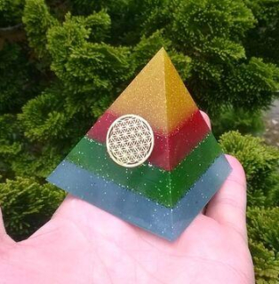 Orgonitová pyramida - duhová harmonie 6,7 x 6,1 cm (PP76)
