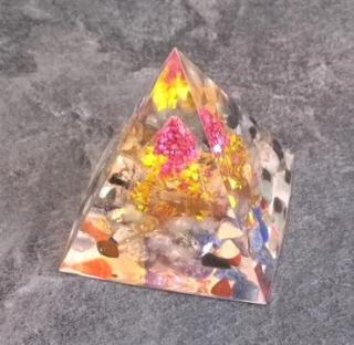 Orgonitová pyramida - 3D pyramida s minerlními kamínky 6,7 x 6,1 cm (PP77)