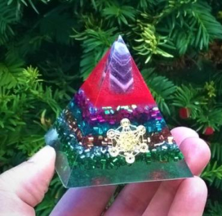 Orgonitová pyramida -  čakrová s ametystem 6,7 x 6,1 cm (PP79)