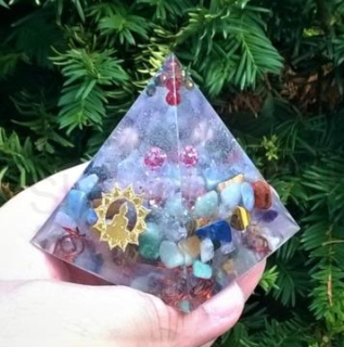 Orgonitová pyramida -  s minerlními kamínky a buddhou pro štěstí 6,7 x 6,2 cm (PP78)