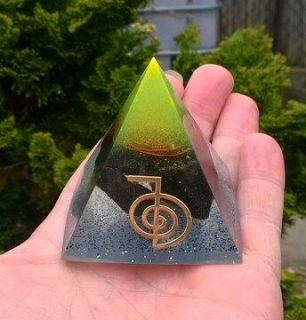 Orgonitová pyramida -  šungitové pohlazení 5,7 x 5,2 cm (PP80)