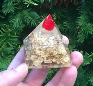 Orgonitová pyramida - vločková esence s rubínem 5,7 x 5,2 cm (PP81)