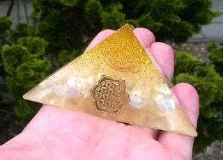 Orgonitová pyramida - vnitřní energie 8,6 x 4,6 cm (PP84)