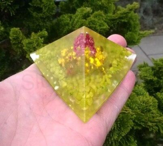 Orgonitová pyramida - ve 3D s kamínky 8,6 x 4,6 cm (PP85)