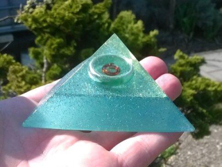 Orgonitová pyramida - prstýnkové překvapení 8,6 x 4,6 cm (PP87)