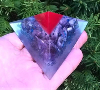 Orgonitová pyramida - ametystové překvapení 8,6 x 4,6 cm (PP90)