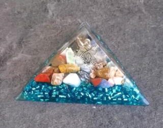 Orgonitová pyramida - nebeský anděl s minerály  8,6 x 4,6 cm (PP91)