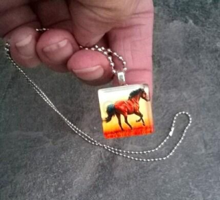 Náhrdelník s přívěškem koně ve dřevě (BD422)