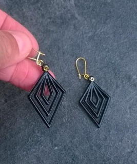Visací náušnice kosočtverec z chirurgické oceli černé (BB515)