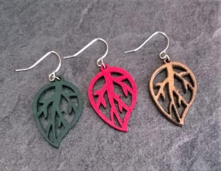 Dřevěné náušnice lístek z chirurgické oceli (BB518)