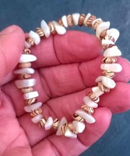 Minerální náramek s mušlí a ozdobami (X593)