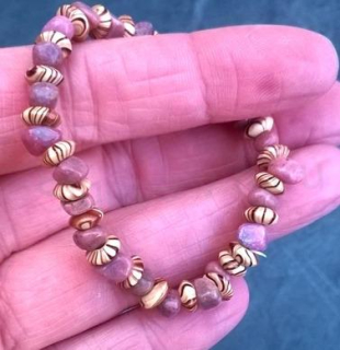 Minerální náramek s rodonitem a ozdobami (X595)