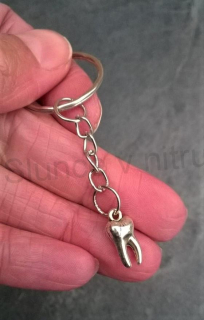 Přívěsek na klíče - zub (D562)