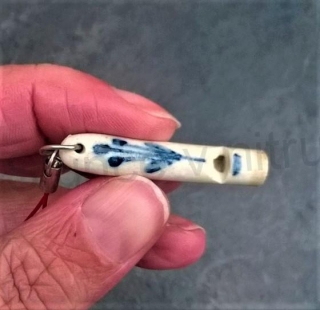 Přívěsek na klíče - keramická píšťalka (D568)