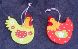 Dřevěná slepička barevná, výřezy - ozdoba (V35)