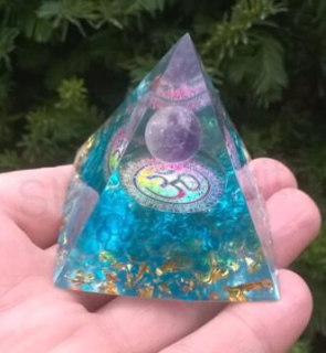 Orgonitová pyramida - Ametystové pokušení  5,5 x 5,2 cm (PP125)