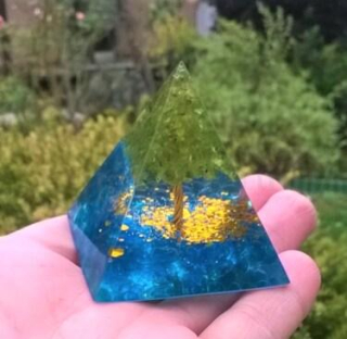 Orgonitová pyramida - Strom života s olivínem 5,5 x 5,1 cm (PP129)