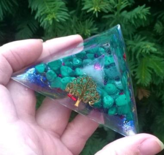 Orgonitová pyramida - strom života s malachitem  8,6 x 4,6 cm (PP130)