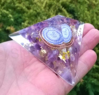 Orgonitová pyramida - kouzelná spirálka s ametystem  8,6 x 4,6 cm (PP131)