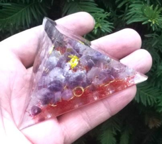 Orgonitová pyramida - ametyst v červánkovém provedení  8,6 x 4,6 cm (PP132)