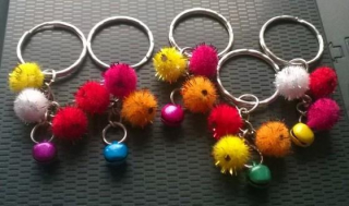 Přívěsek na klíče - barevné bambulky s rolničkou (H281)