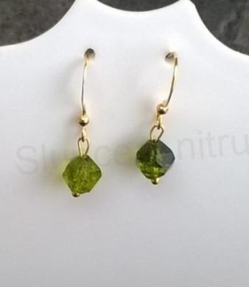 Minerální olivínové fasetované náušnice zlaté (X697)