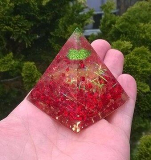 Orgonitová pyramida - Veselé hraní  5,1 x 5,3 cm (PP150)
