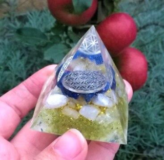 Orgonitová pyramida - kamínkové pokušení s květem života  5,2 x 5,1 cm (PP153)