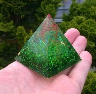 Orgonitová pyramida - Veselé hraní  5,1 x 5,3 cm (PP154)