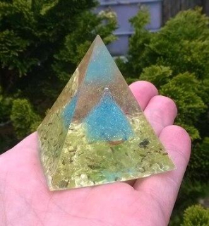 Orgonitová pyramida - Olivín s 3D pyramidou  5,3 x 5,1 cm (PP155)