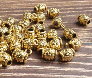 Slitinový korálek s očkem 9,5 x 8 x 6,5 mm starožitný zlatý (AA96)