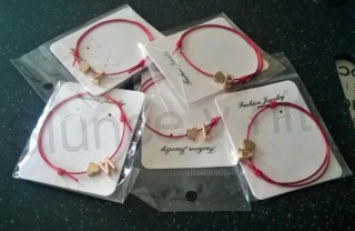 Pletený, šňůrkový červený náramek srdce s písmenem (BC506)