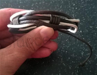 Kožený náramek nastavitelný pletený hnědo bilý (BC507)