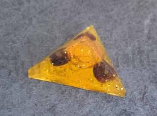Orgonitová pyramida s granátem 3x1,2cm (PP160)