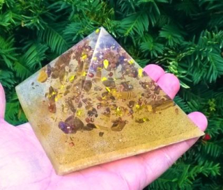 Orgonitová pyramida - se světlem naděje  9,5 x 7,5 cm (PP163)