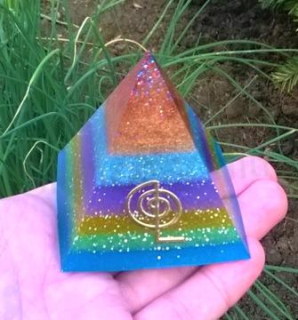 Orgonitová pyramida - duhové pohlazení choku rel  6,3 x 6 cm (PP164)