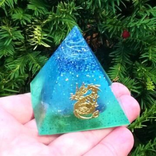 Orgonitová pyramida - blankytné nebe s drakem  5,3 x 5,2 cm (PP165)