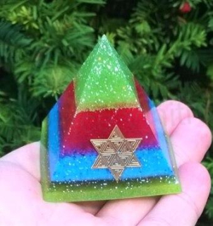 Orgonitová pyramida - duhové hraní s davidovou hvězdou  5,2 x 5,2 cm (PP166)