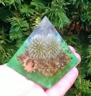 Orgonitová pyramida - S pravým bodláčkem a tygřím okem 6,3 x 6 cm (PP167)