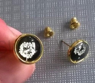 Puzetové náušnice z chirurgické oceli kytičkové (BB643)