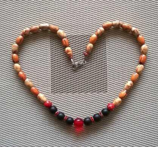 Korálkový minerální náhrdelník s achátem, granátem a dřevěnými korálky (BD66)