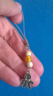 Přívěsek na klíče - perníček s resin kuličkou a dřevem platinový (H316)