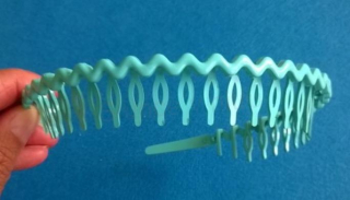 Čelenka z vlnek zelinkavá (H323)