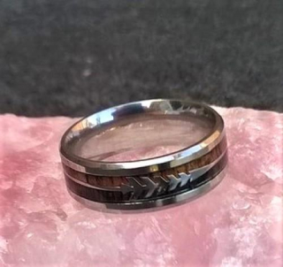 Pánský prsten se šipkou, nerez ocel a havajské koa dřevo (BP386)